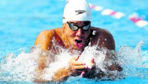 Edgar Crespo durante la competencia en la prueba de 100 metros pecho realizada ayer, en San José, Costa Rica.(EFE) 