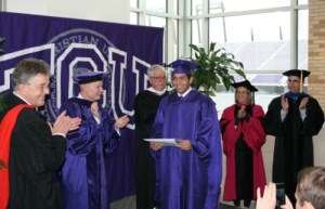 Edgar Crespo en la ceremonia especial de graduación en TCU